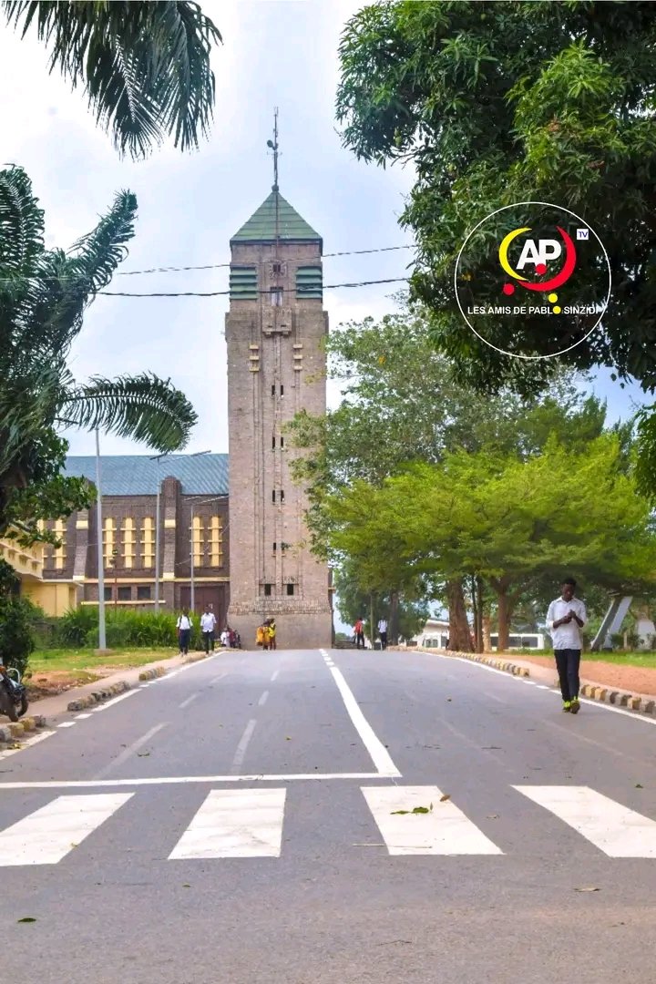 JkTshibanda's tweet photo. 🔴𝗠𝗕𝗨𝗝𝗜𝗠𝗔𝗬𝗜 : 𝒘𝒂 𝒃𝒂𝒍𝒆𝒏𝒈𝒆𝒍𝒂 🥰
Nous sommes devant la cathédrale saint jean Baptiste de BONZOLA 
Après le Travaux de signalisation horizontale et verticale par le marquage au sol de la chassée.

#kasai
#mbujimayi
#safrimex https://t.co/kgXfvQbsAM