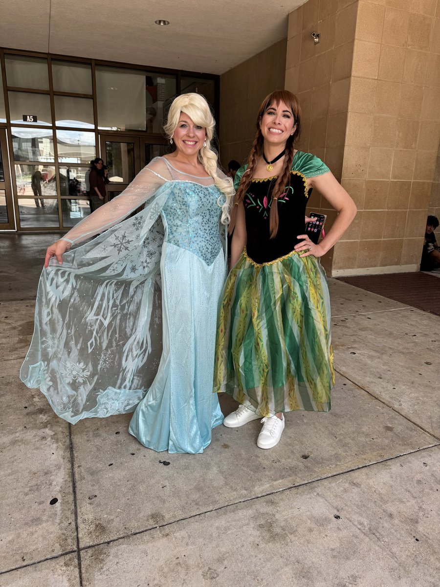 MrsVasquezTeach's tweet photo. “Do you want to build a snowman” or “just let it go” #winterwonderland #hocospirit https://t.co/HK0FoNVvb1