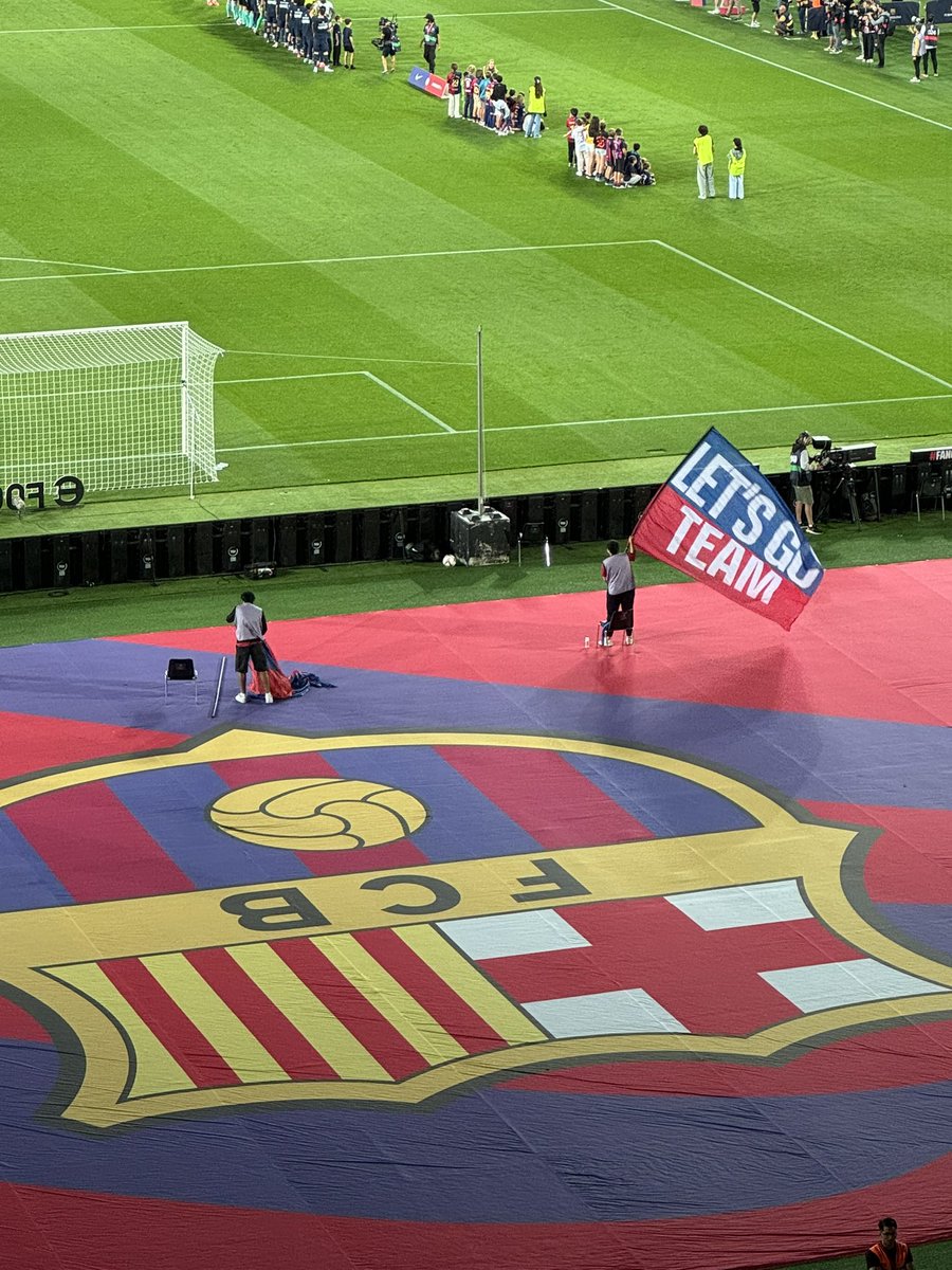 nilbrotons_'s tweet photo. 🫠 La cosa és anar desvirtuant el club cada partit una miqueta més, @FCBarcelona_cat?

😡 Bandera amb ‘LET’S GO TEAM’. Però què collons és això?

🥹 Per no parlar del fenomenu del costat que perd la bandera i s’està mitja hora per posar-la.

#BarçaGetafe https://t.co/PtgaD4kqcX