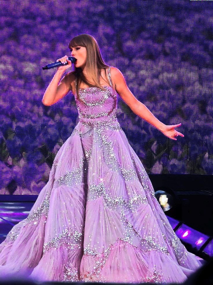 This dress is so gorgeous on her ✨