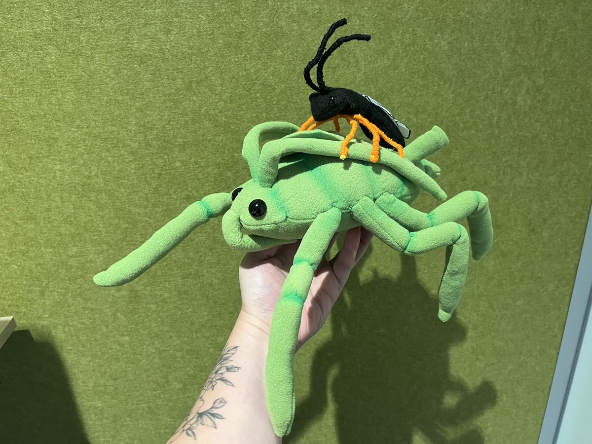 Cindysartnl's tweet photo. This was a challenging commission, a parasitised aphid with a small parasitoid inside 😁 #aphid #parasitoid #sciart #hugbug #entomology https://t.co/8la2I772II