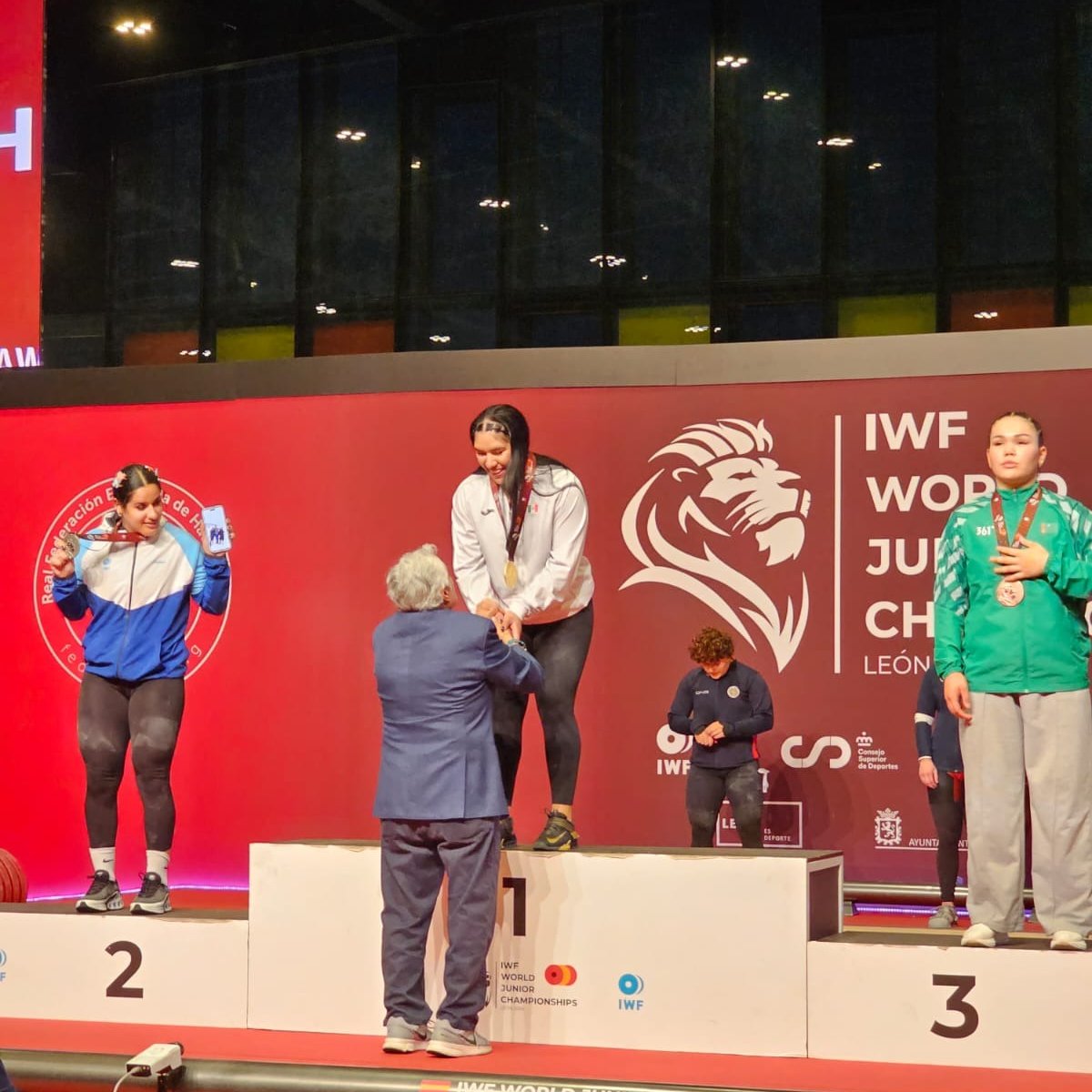 La mexicana Mayrin Hernández se convierte en triple medallista mundial en la categoría de 81 kg, al ganar medalla oro en Arranque con 104 kg, bronce en Envión con 128 kg y plata en Total con 232 kg en el Campeonato Mundial de Levantamiento de Pesas Junior en León, España. 🏋🏻‍♀️ ¡Un