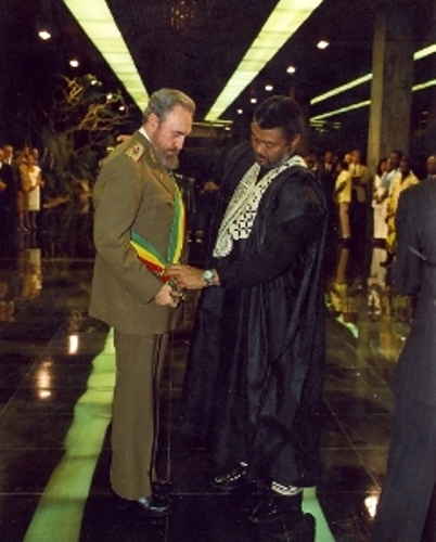 📅29 de septiembre de 1998 📸#FidelCastro es condecorado por el Presidente de Ghana con la máxima distinción que otorga ese estado africano, la de “Caballero de la Orden de la Estrella de Ghana, Clase Honoraria”, en el Palacio de la Revolución

👉bit.ly/2Dx1RcC