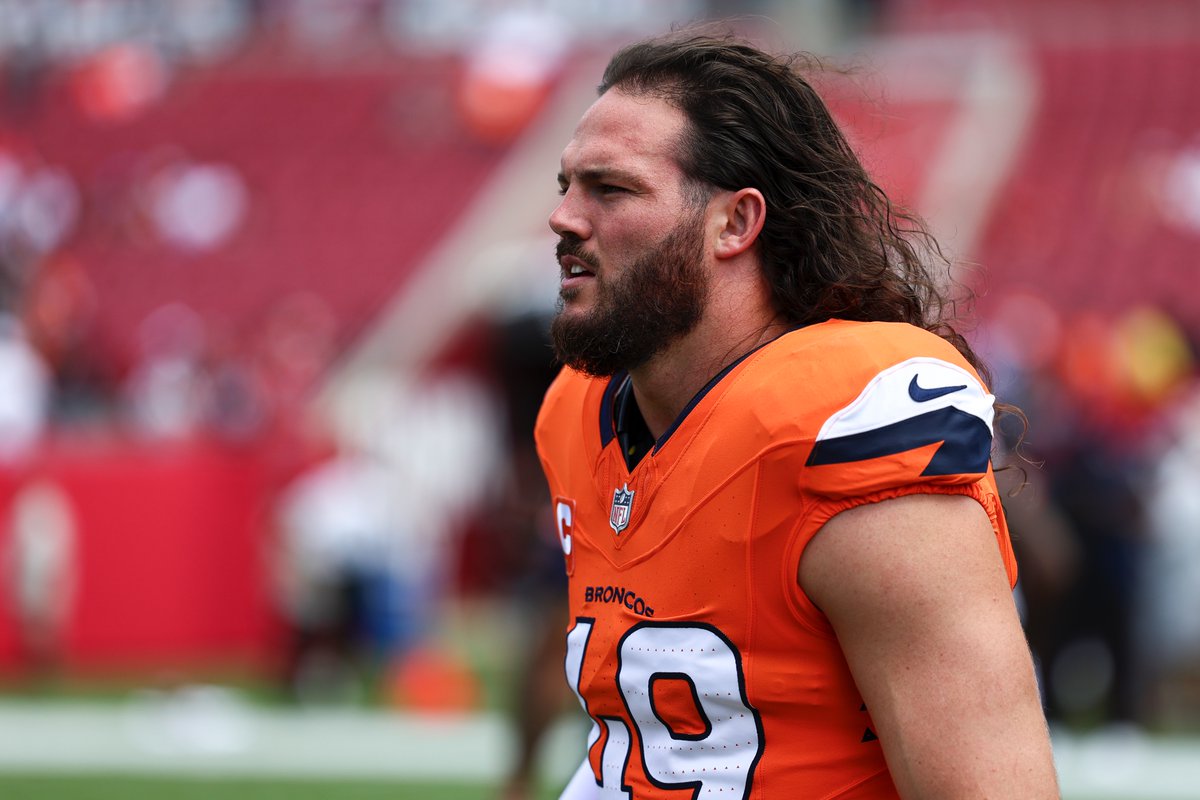 NFLonCBS's tweet photo. Broncos LB Alex Singleton tore his ACL during the first quarter vs the Bucs on Sunday

Singleton went on to play EVERY single defensive snap (56) in the game

He also led Denver in tackles (10) https://t.co/osagG5aaJZ