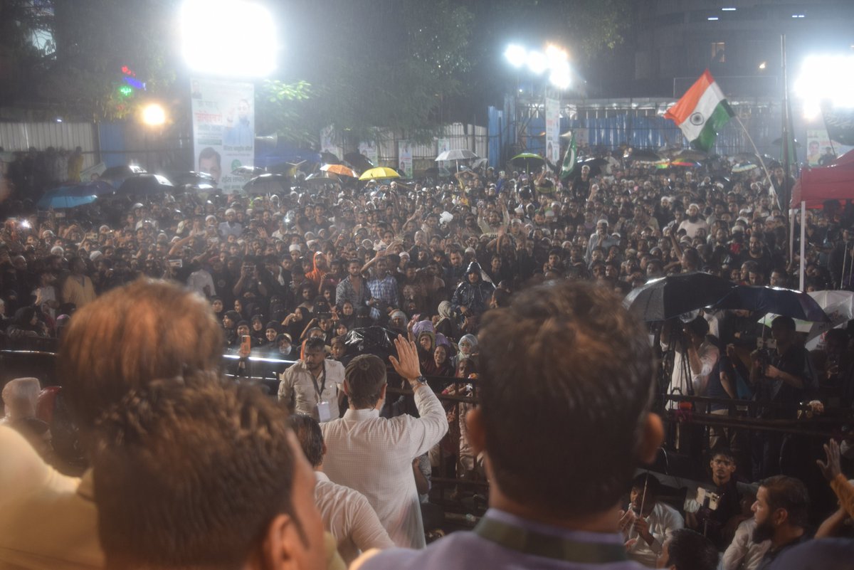 Sanaya6886's tweet photo. मुंबई के Jogeshwari West में मूसलाधार बारिश के बावजूद AIMIM अध्यक्ष बैरिस्टर @asadowaisi की जनसभा में उमड़ा जनसैलाब। मूसलाधार बारिश में बैरिस्टर असदुद्दीन ओवैसी को सुनने आये तमाम लोगों का तहे दिल से शुक्रिया।
#AIMIM #AsaduddinOwaisi #MumbaiRains #Maharastra #Mumbai_Chalo https://t.co/3ivMp31xij