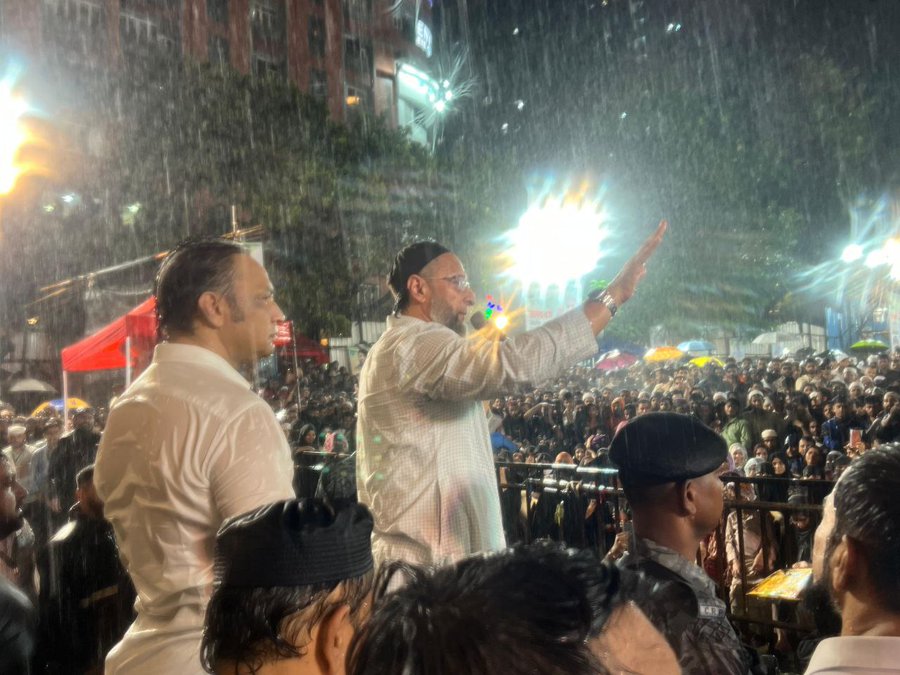 Sanaya6886's tweet photo. मुंबई के Jogeshwari West में मूसलाधार बारिश के बावजूद AIMIM अध्यक्ष बैरिस्टर @asadowaisi की जनसभा में उमड़ा जनसैलाब। मूसलाधार बारिश में बैरिस्टर असदुद्दीन ओवैसी को सुनने आये तमाम लोगों का तहे दिल से शुक्रिया।
#AIMIM #AsaduddinOwaisi #MumbaiRains #Maharastra #Mumbai_Chalo https://t.co/3ivMp31xij