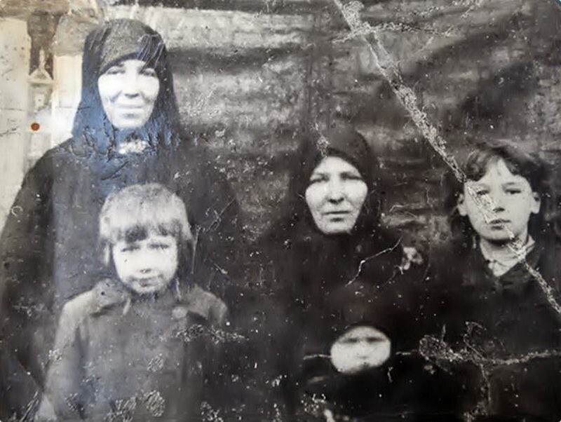 PLuWex's tweet image. 20 лет он не знал какой ценой спасла его жизнь простая русская женщина.. Приехав в село, где когда-то его подбили, Михаил упал на могилу и долго лежал, обхватив её руками. В ней похоронены Прасковья Щёголева, её мать и 5 детей, которых не пощадили фашисты. За спасение лётчика…