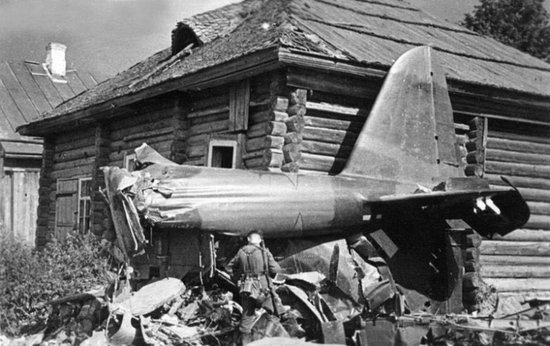 PLuWex's tweet image. 20 лет он не знал какой ценой спасла его жизнь простая русская женщина.. Приехав в село, где когда-то его подбили, Михаил упал на могилу и долго лежал, обхватив её руками. В ней похоронены Прасковья Щёголева, её мать и 5 детей, которых не пощадили фашисты. За спасение лётчика…