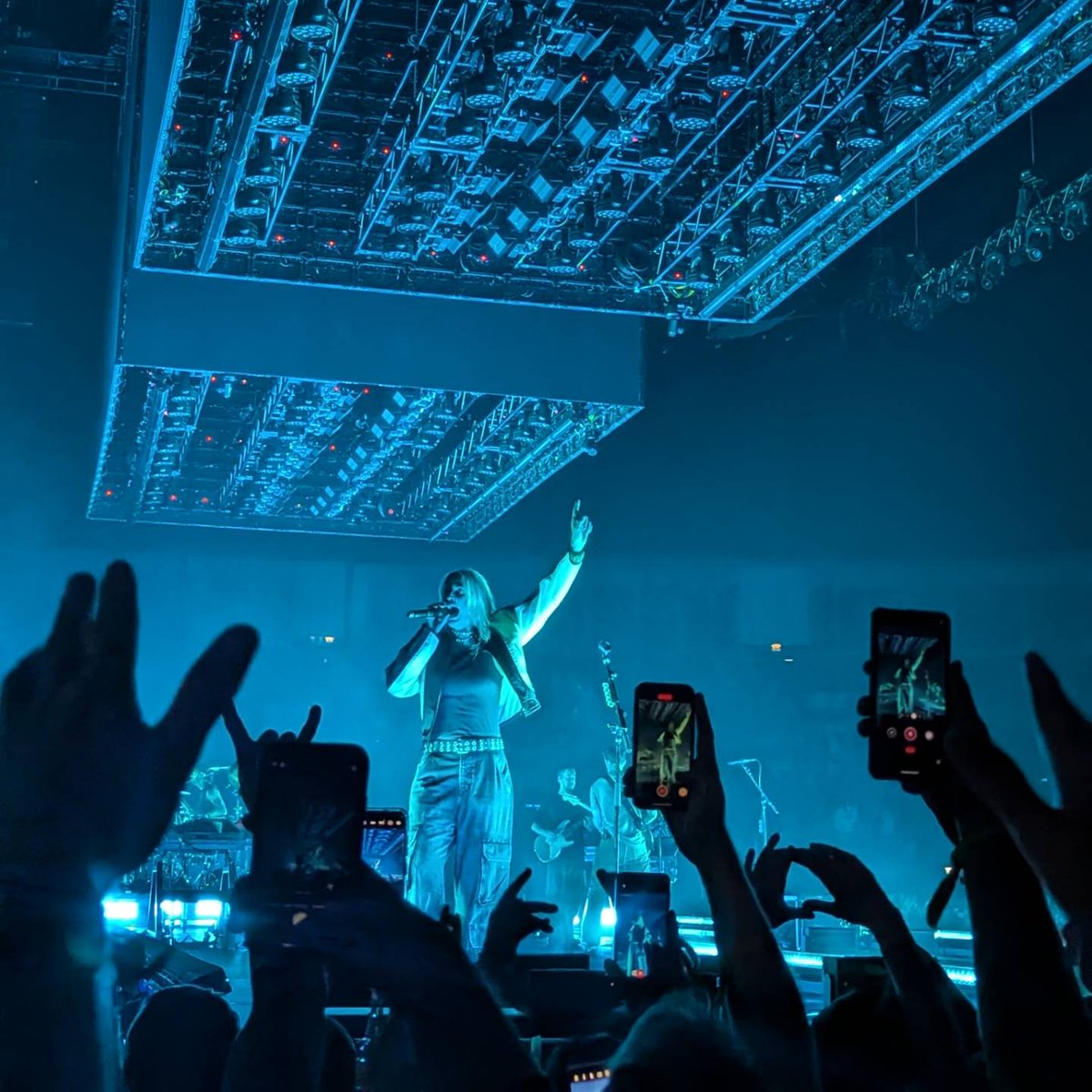 FedJisher's tweet photo. Lucky enough to have had the pleasure of seeing Linkin Park before Chester's sad passing and now lucky enough to have seen the new era with Emily Armstrong and last night was something special. Flawless performance, they nailed it and I can't wait for the new album.

@linkinpark https://t.co/snTvu3lBTw