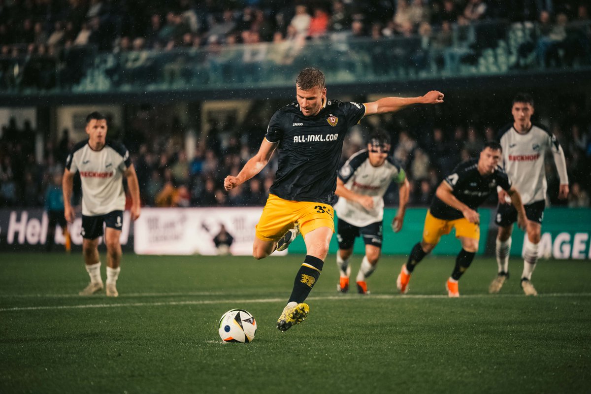 DynamoDresden's tweet photo. Effektiv & etwas glücklich haben wir die Partie beim SC Verl mit 3:0 gewonnen. Vor 3.546 Zuschauerinnen & Zuschauern traf zunächst Robin #Meißner (13.) bevor ein Doppelpack von Christoph #Daferner (45.+2 & 62.) für den Endstand sorgte.👉 https://t.co/Nsy6ITaKPd #SCVSGD #sgd1953 https://t.co/khzvCQoWBH