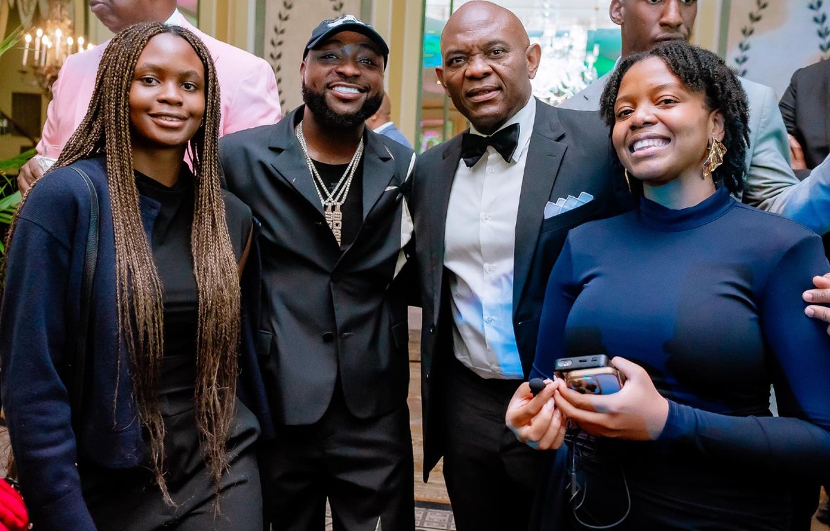 UBA_Mali's tweet photo. Davido a illuminé notre soirée cocktail avec une énergie afrobeat qui a fait bouger tout le monde.
Une soirée mémorable ! 😊
#AfricasGlobalBank #UBAat75 #UBAatUNGA https://t.co/FqokxIE0GT