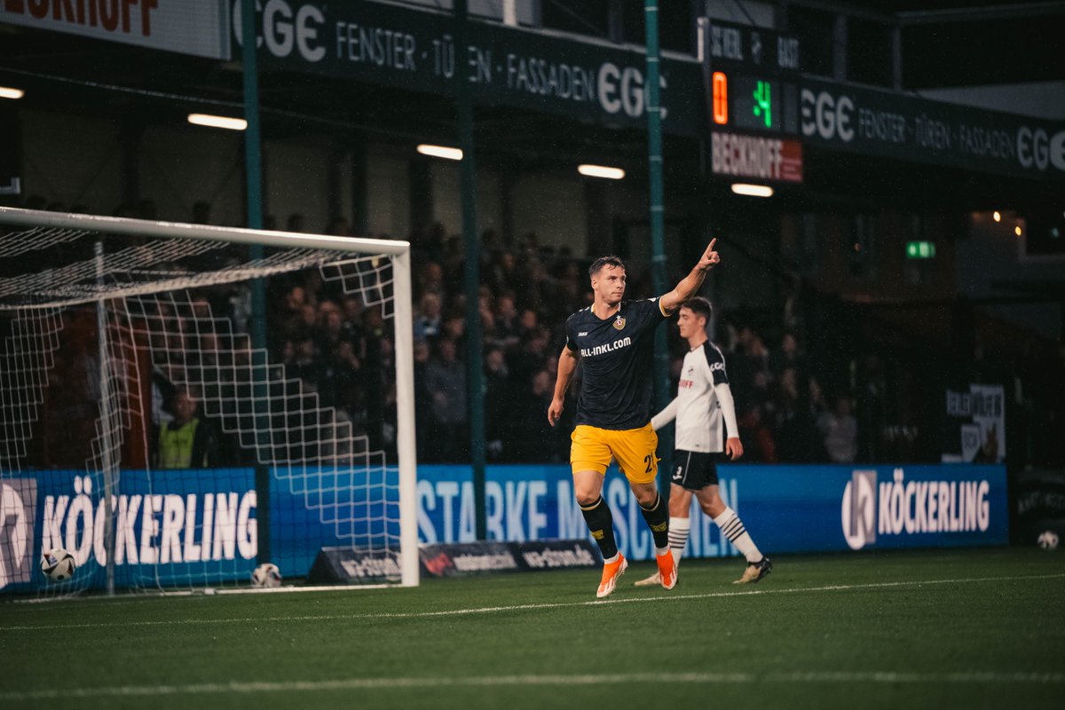 DynamoDresden's tweet photo. Effektiv & etwas glücklich haben wir die Partie beim SC Verl mit 3:0 gewonnen. Vor 3.546 Zuschauerinnen & Zuschauern traf zunächst Robin #Meißner (13.) bevor ein Doppelpack von Christoph #Daferner (45.+2 & 62.) für den Endstand sorgte.👉 https://t.co/Nsy6ITaKPd #SCVSGD #sgd1953 https://t.co/khzvCQoWBH