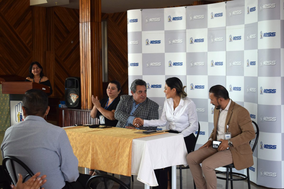 IESSStodomingo's tweet photo. Además, se realizó una reunión con el personal y las autoridades de @IESSStodomingo.

✅Manifestamos nuestro compromiso de mejoramiento continuo
✅ Trabajamos por el bienestar de los asegurados. https://t.co/o42oNY6sfy