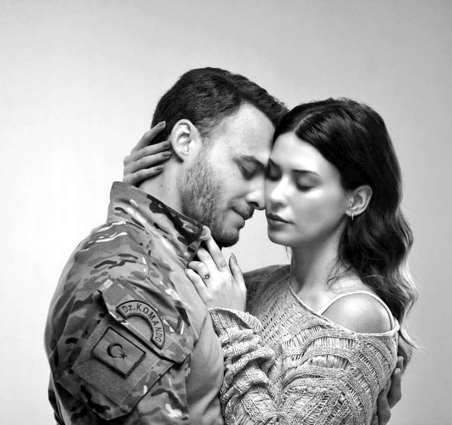 CFHanKer's tweet photo. La vida pasa ante tus ojos pero el amor es eterno 💯 @KeremBursin
#KeremBürsin 
#DevrimÖzkan 
#MaviMağara https://t.co/6d1glDUGwC