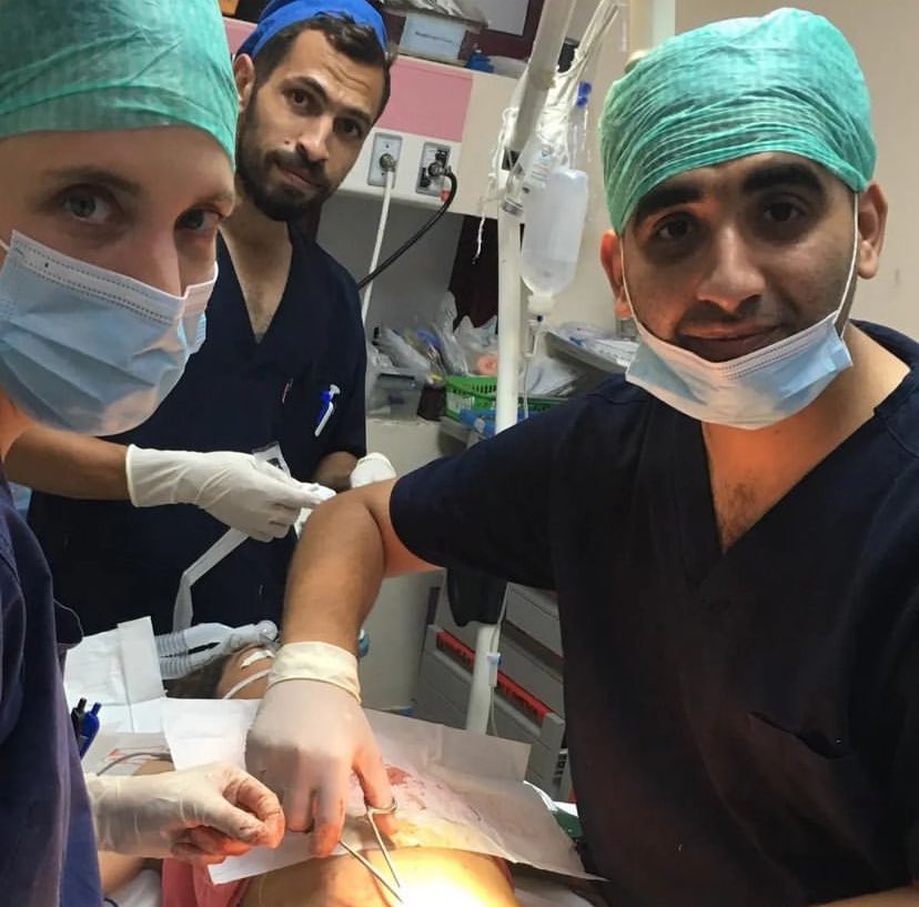 MeziedDyahia's tweet photo. This is my brother Ghazi, a volunteer in the surgery department, performing surgery on a girl injured in the war with a foreign delegation at Al-Aqsa Martyrs Hospital.

https://t.co/7LS6elIhoN
#gazadoctors #gaza #freepalestine https://t.co/PnYOL7uFus