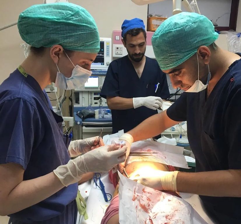 MeziedDyahia's tweet photo. This is my brother Ghazi, a volunteer in the surgery department, performing surgery on a girl injured in the war with a foreign delegation at Al-Aqsa Martyrs Hospital.

https://t.co/7LS6elIhoN
#gazadoctors #gaza #freepalestine https://t.co/PnYOL7uFus