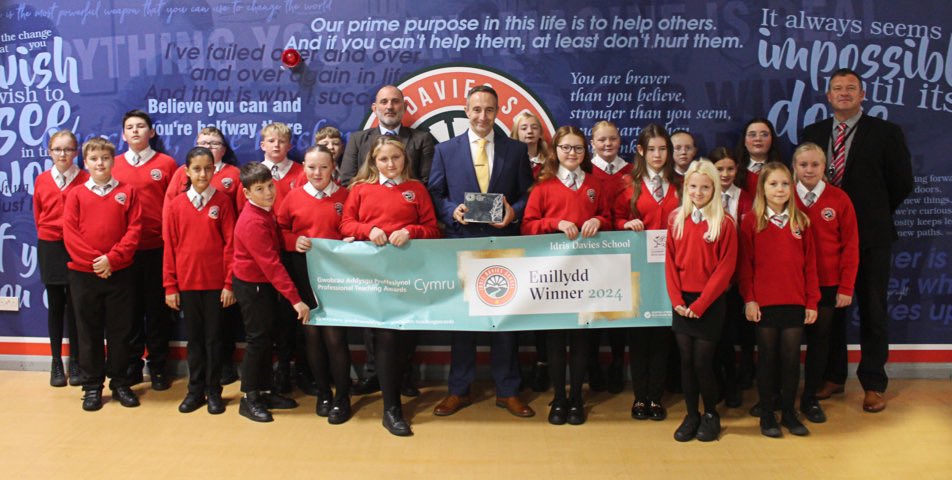 IDS3to18's tweet photo. Congratulations to Mr Owen, our former Executive Headteacher, who has been awarded the Silver Headteacher of the Year award as part of the Pearson National Teaching Awards 🥈

As a silver award winner Mr Owen will now progress to the final for the Gold Headteacher of the Year award at the UK finals which will be held in London at the end of November. 

Pob lwc Mr Owen 🍀🥇

@MrOwenACSHead @AberdareSchool @TeachingAwards @WG_Education