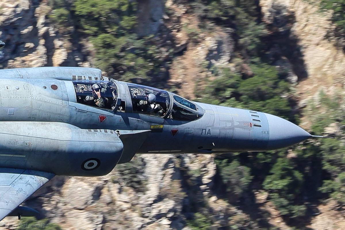 IDiakoumakos's tweet image. When your plane rocks... 📷