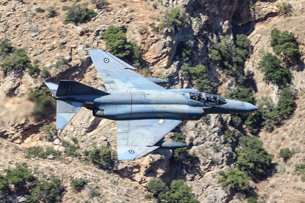 IDiakoumakos's tweet image. When your plane rocks... 📷