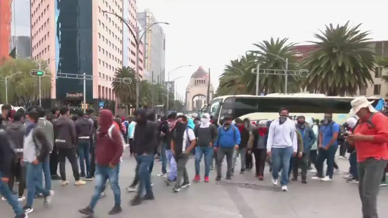 MarioBeteta's tweet photo. Por los bloqueos de normalistas sobre Paseo de la Reforma para protestar por los 10 años del caso Ayotzinapa, el presidente López Obrador, la presidenta electa Claudia Sheinbaum y el jefe de Gobierno Martí Batres tuvieron que cancelar su visita al Archivo General Agrario. https://t.co/0miOuuBKsw