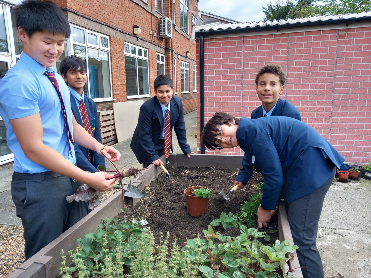 DGS gardening club welcomed some new members this week. Onions and tomatoes that had grown over the summer were picked, and the 6th form entrance pot was filled with new plants. A busy first session! <a href="/DartfordGS/">Dartford Grammar</a> <a href="/DrCourtDGS/">Dr Court</a> <a href="/DGSSciCollege/">DGS Science College</a>