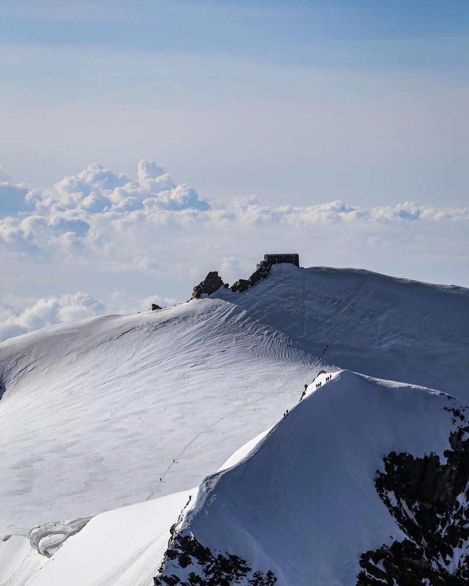 Dufourspitze Dreams
🏔️🎒❄️⛏️😎🇨🇭
Photos from the summit push on Dufourspitze, with a sea of clouds, the iconic Matterhorn, and views over Zumsteinspitze to Margherita hut. Epic days on the roof of Switzerland. 2025 dates out now!

〽️ icicle-mountaineering.ltd.uk/dufourspitze.h…

#switzerland #zermatt