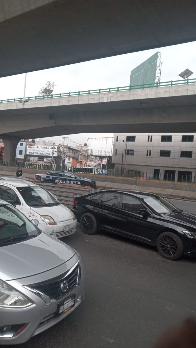trafico889's tweet photo. ¡Tómalo en cuenta! No hay paso en carriles centrales de Anillo Periférico a la altura de Av. 1° de Mayo con dirección a Satélite. https://t.co/RznF9UXcKa