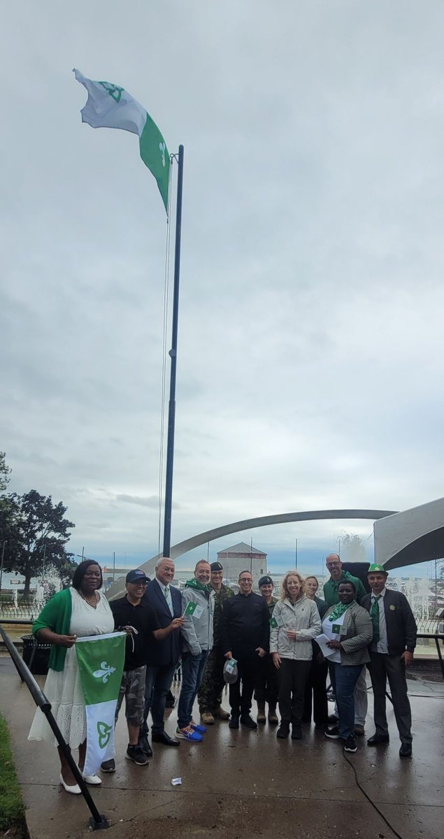 Merci à <a href="/ACFOMI/">ACFOMI</a> et <a href="/cityofkingston/">City of Kingston - Municipal Government</a> d'avoir organisé le lever du drapeau #franco! Mettons les accents là où il le faut! Merci au conseiller Charron pour sa prise de parole. Une activité avec le <a href="/MonCepeo/">CEPEO</a> qui permet à nos élèves d'afficher leurs couleurs! ⬜🟩⚜️ #cecce #notreplace
