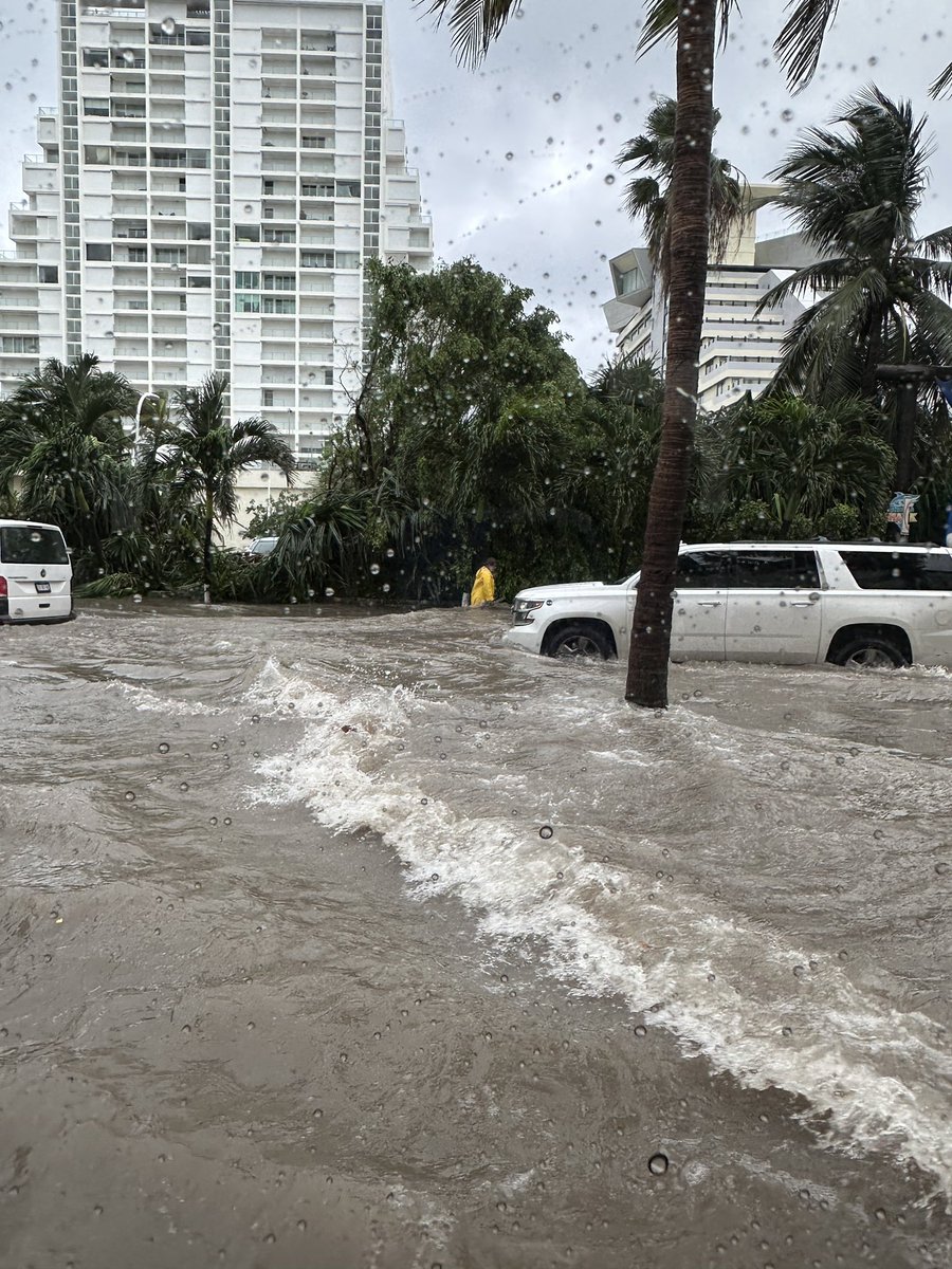 CataCampos98's tweet photo. #Helene #AlertaRoja #QuintanaRoo https://t.co/0q2zPo57jL