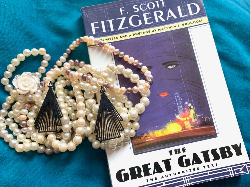 rplusddesigns's tweet photo. 💃Getting ready for a party? 🪩 These can take you from Halloween through to the holidays... 🍾

[Drop it Like F. Scott 3D Printed Earrings on https://t.co/TSiNdpm4Ju]

#ArtDeco #Roaring20s #PartyStyle #HalloweenIdeas #3DPrinted  #RPlusD #KitschPlease #SustainabilityMeetsFun https://t.co/CmSciCnaBh