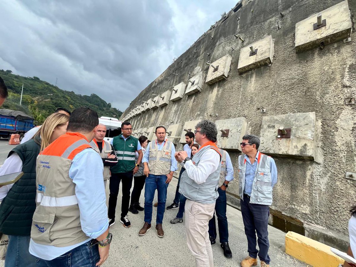 ANI_Colombia's tweet photo. #AgendaANI👷Equipo técnico ANI, alcaldes de Amagá, Támesis, Betulia, Andes, Caldas, Covipacífico e Interventoría recorren el proyecto #Pacífico1, que ya registra un avance del 96,48%. Sus obras son claves para  mejorar la conectividad de los municipios del Suroeste de Antioquia. https://t.co/KBGCsnJSZ3