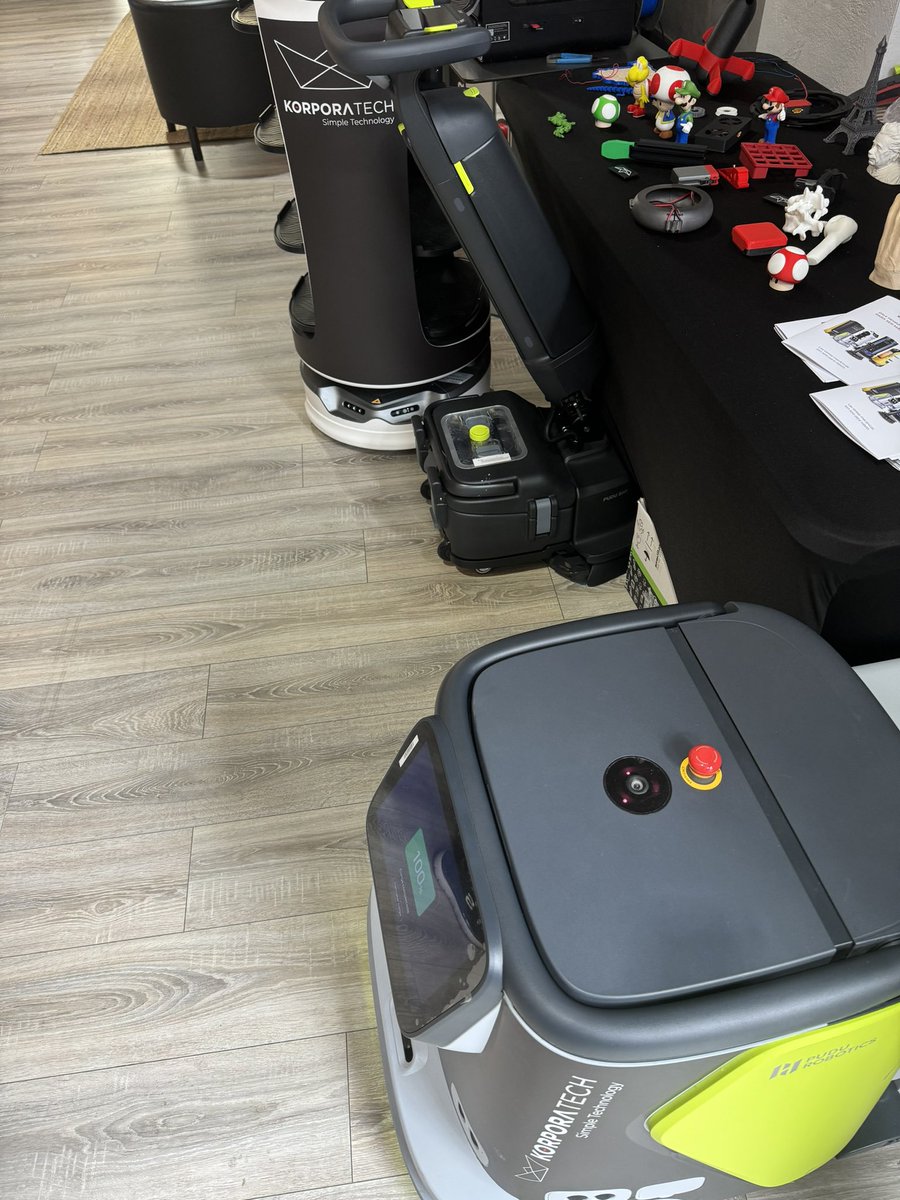 Inforpor's tweet photo. Hoy hemos estado en las jornadas #HubLab de #Korporatech 
Presentábamos los #robots de @PuduRobotics y pantallas interactivas de @MAXHUB_Global https://t.co/BxLFngLPbk