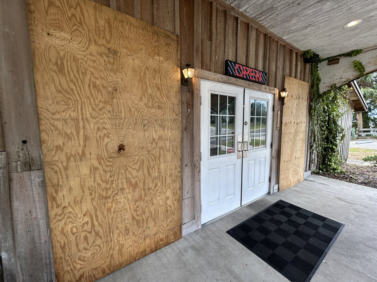 Vargo’s Pizzeria in Steinhatchee has its boards and sandbags ready for Hurricane Helene
<a href="/WPTV/">WPTV</a>