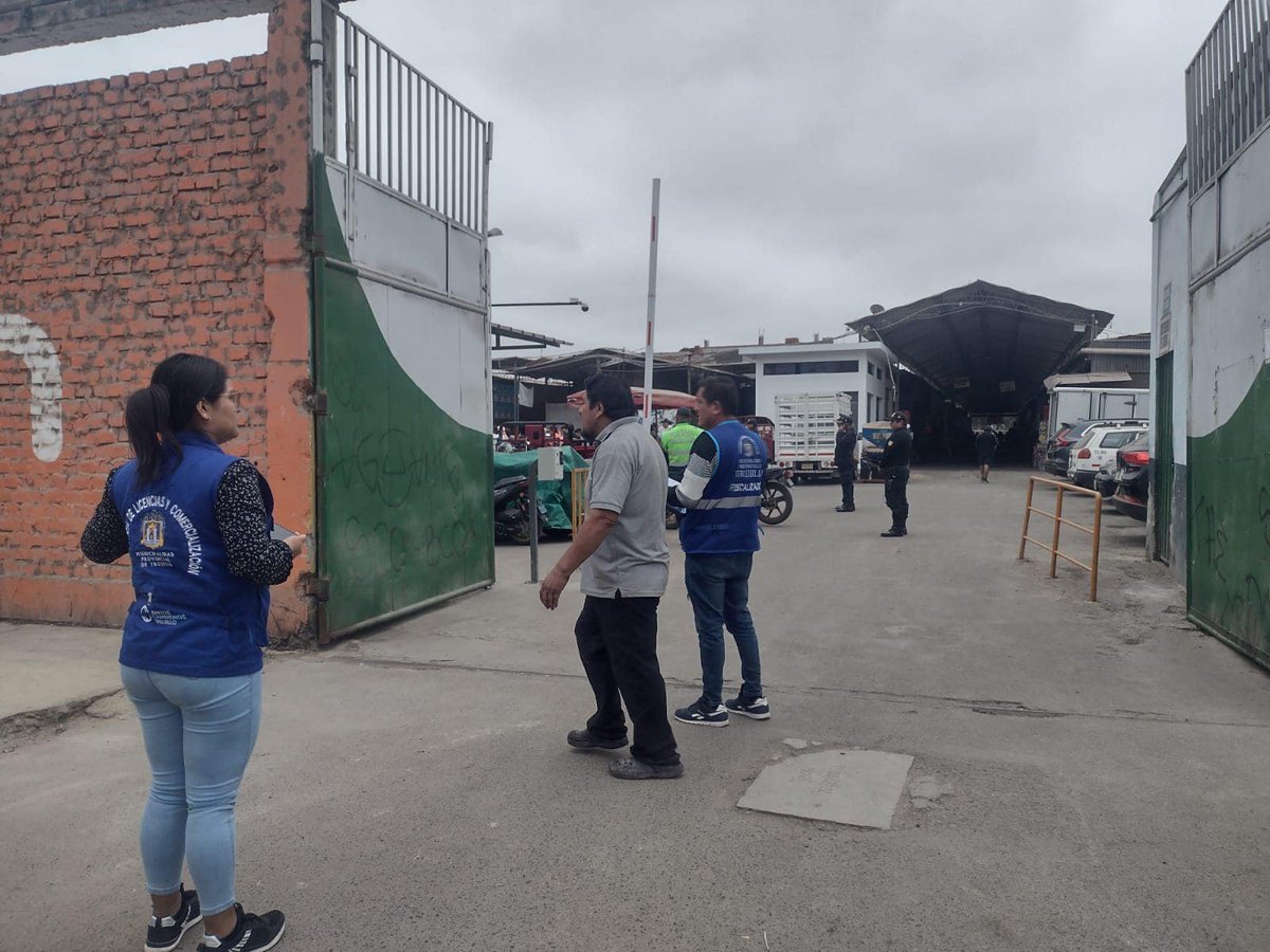 MPT_Trujillo's tweet photo. El equipo de fiscalización, bajo los lineamientos de orden y seguridad del alcalde #MarioReyna, clausuró temporalmente el mercado Indoamericano por pozos de agua contaminados, cables expuestos y falta de licencias. 🚫
#TrujilloAvanza https://t.co/0ns8JCSrlg