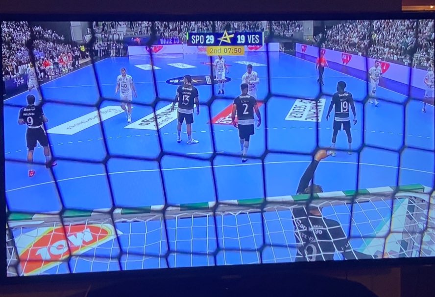 Amazing atmosphere, amazing performance. 

I could watch this Sporting team play all night. So much creativity, so much playing joy.
#handball #ehfcl