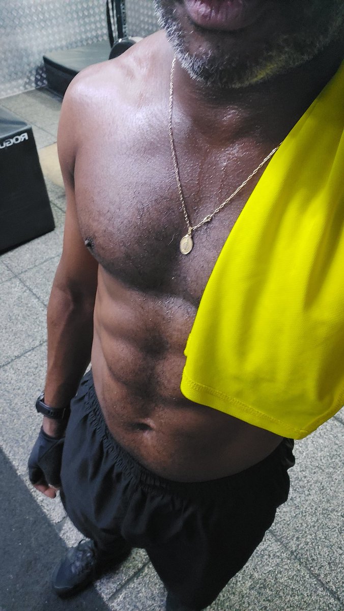 Kauritree1Gyal's tweet photo. Post séance de sport.
Plein d'énergie 🔋
Bourré de testostérone 💦
Envie de ... 🤪
#gayparis #crossfitaddict #gaycrossfit #sport #man #gayman #blackgay https://t.co/YkQwpzgLAs