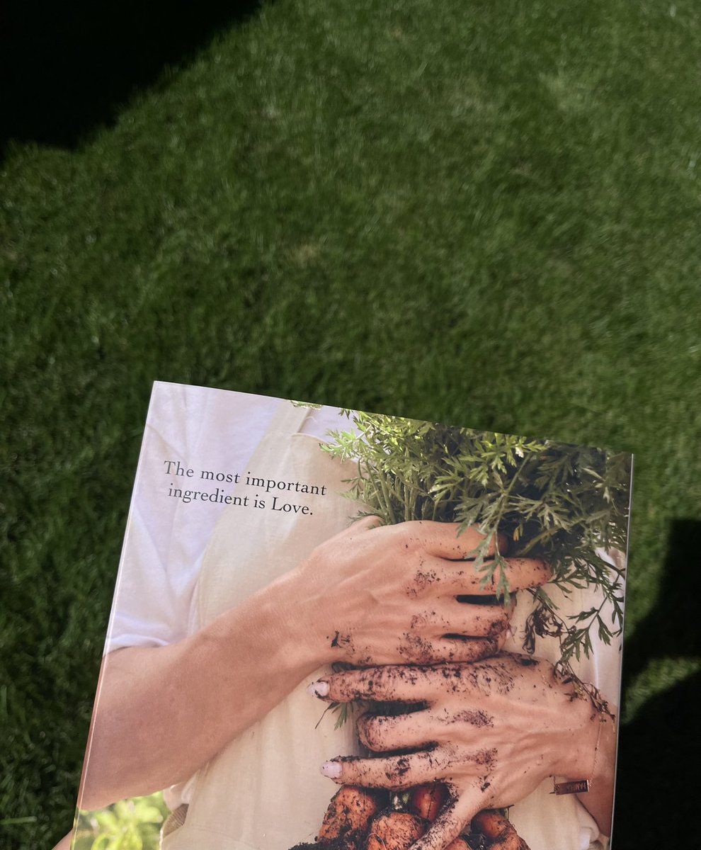 pamelaanderson's tweet photo. I’m so excited to share that I’ll be going on a book tour for my new cookbook, ‘I Love You’… 🤍✨

I can’t wait to meet all my fellow plant and bread lovers!

Tickets are available here (limited quantities available): https://t.co/gTr91iPfPB https://t.co/BGvg19GuZS
