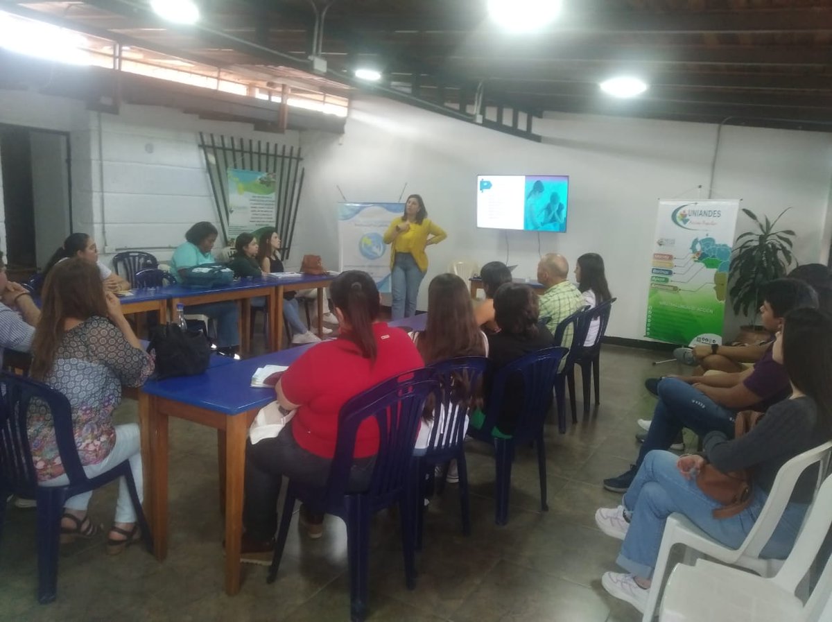 uniandesac's tweet photo. @rosaeleacevedo @XiomaraLeon21 @CESAP_AC La tarde de ayer #24Sep en los #CiclosFormativosPorLaVida de @viveaquiestamos en el salón Luisa Paz de #UniandesAC, recibimos a la Psic. Verónica Serrano quien nos habló sobre Primeros Auxilios Psicológicos. #ViveLaVida https://t.co/zfuakoDObu