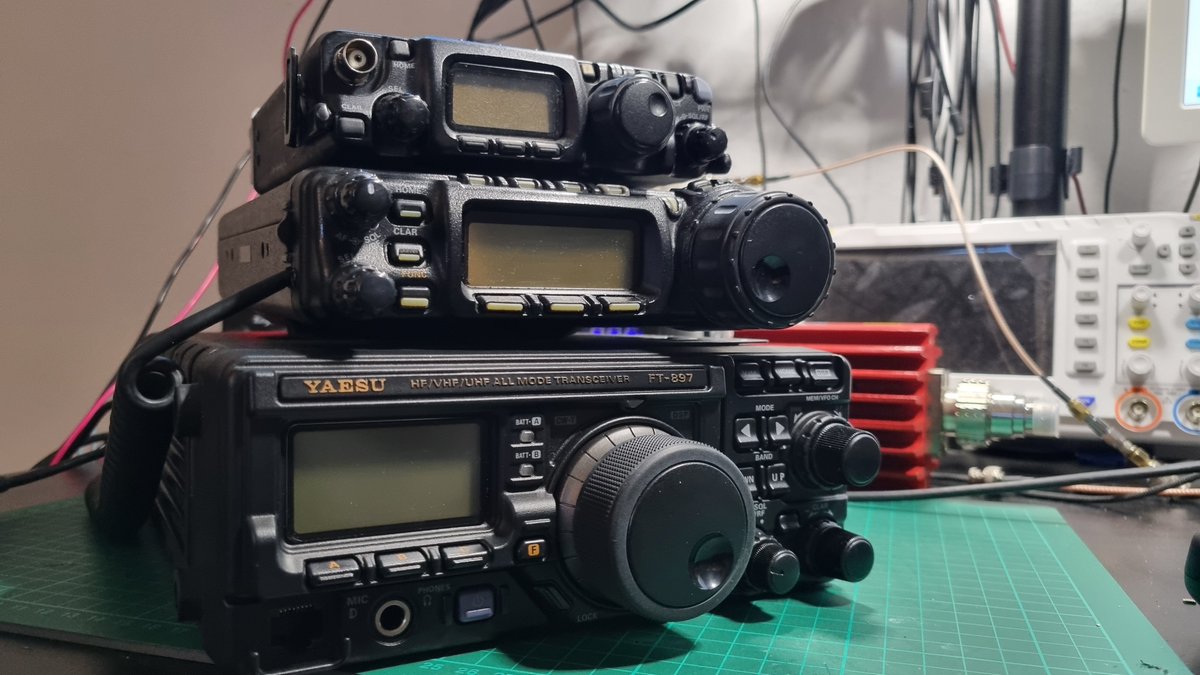 LU8MIL's tweet photo. He completado la serie FT-8XX de #Yaesu todas son radios recuperadas con problemas técnicos que he reparado. A veces pienso en venderlas pero cada una me trajo dolores de cabeza y alegrías... no puedo... #yaesu #FT8XX #FT817 #FT857 #FT897 #Radioaficionado https://t.co/pFbZFmE77K