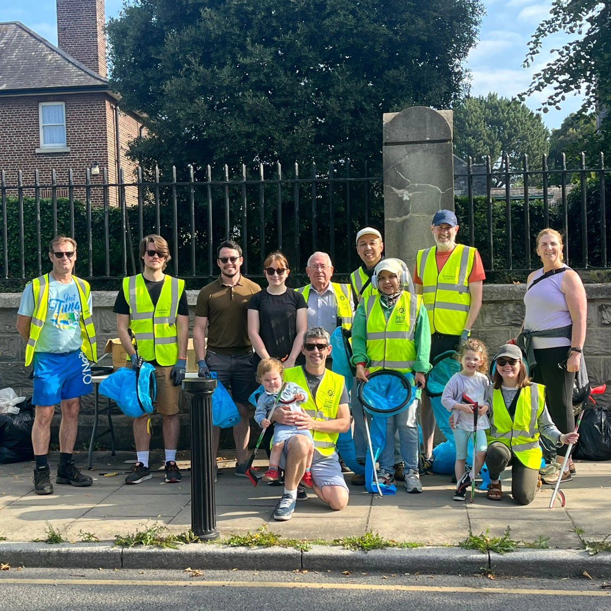 If you have an hour to spare on Saturday morning, why not join our family-friendly, dog-friendly Stoneybatter cleanup🧹
Meet 10am at Aughrim St Church
Equipment provided by <a href="/DubCityCouncil/">Dublin City Council</a> with a friendly cuppa for all our volunteers afterwards in An Siol, Manor Street
#community