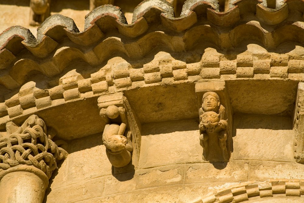 ElCampoAmarillo's tweet photo. La Iglesia de San Martín de Frómista es una obra maestra del románico en Palencia. Construida en el siglo XI, su arquitectura narra siglos de devoción y peregrinación en pleno corazón del Camino de Santiago. Visitarla invita a un viaje en el tiempo. https://t.co/3QzHBksxHF
