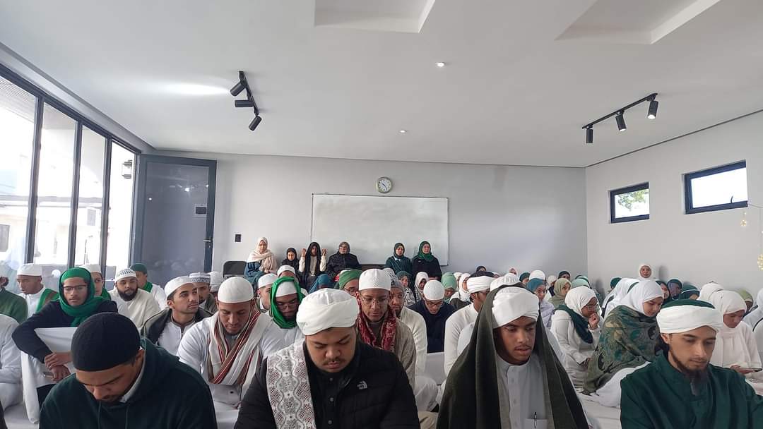 IPSA_College's tweet photo. THE IPSA ANNUAL MAWLID AL-NABI ﷺ program last Thursday was a great success with each class presenting inspiring talks and beautiful nashids, all focused on the greatness &amp; beauty of Allah's Final Messenger ﷺ. The guest speaker was Maulana Yusuf Parker. https://t.co/h9Vlfi5aLp
