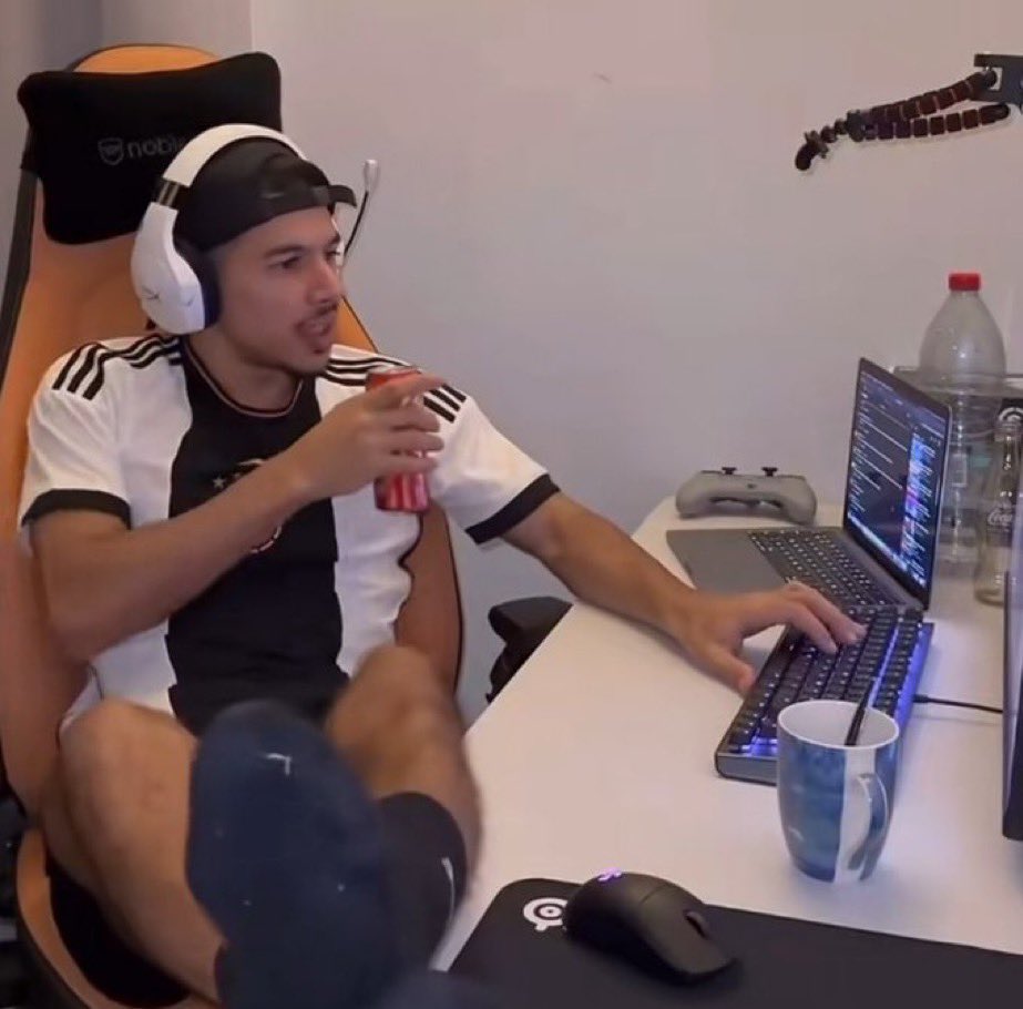 ma mère vient de rentrer dans ma chambre alors que jss en train de m’embrouiller contre un 2015 qui m’a traiter de fils de neuille sur fortnite (j’ai 40 ans)