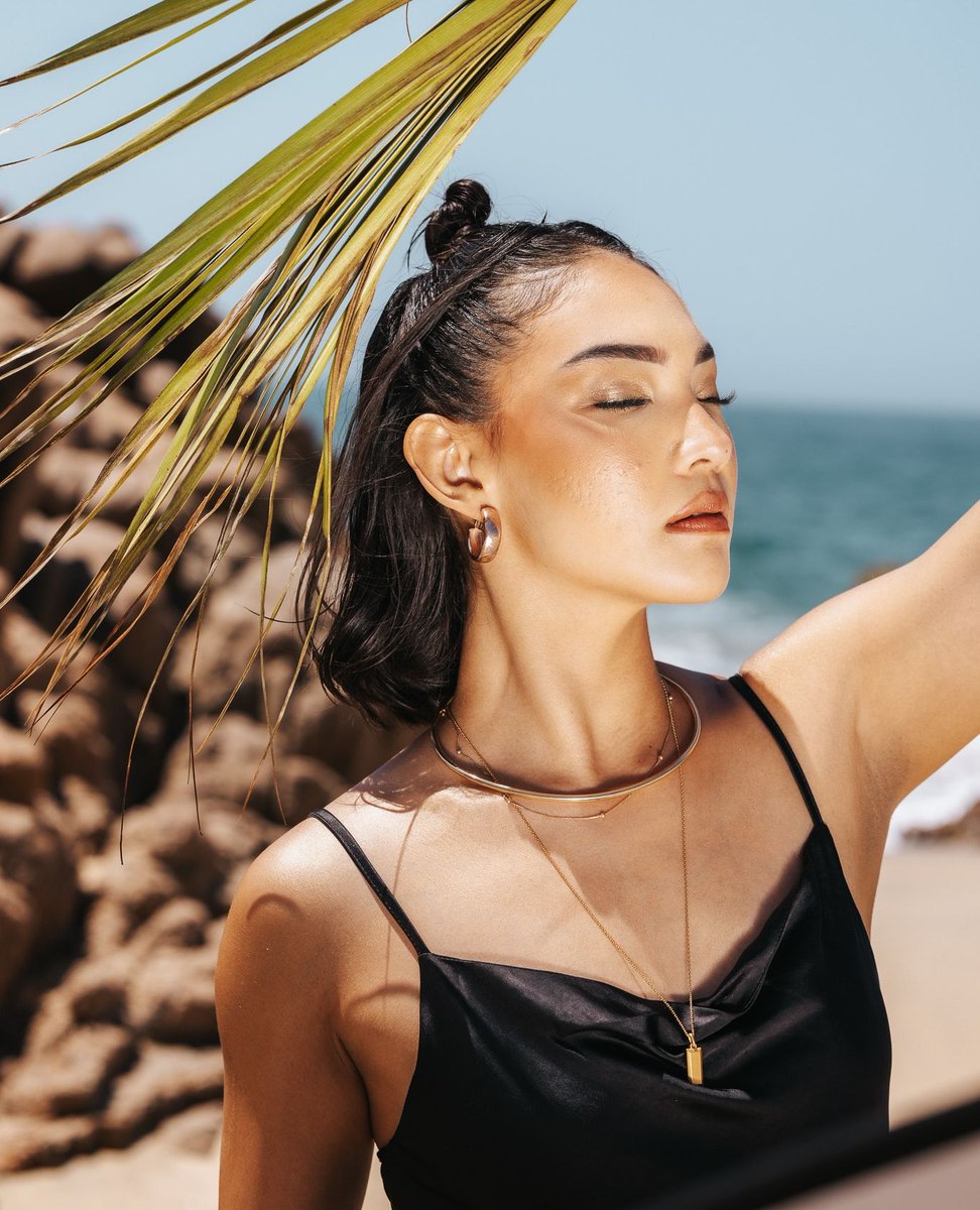Sleek, beautiful, and shining bright—hair perfection, bold sunglasses optional 😎✨ #BeachwaverHaircare⁠
⁠
Product Used: Epic Flex Gel &amp; Shine Squad Shine Spray⁠