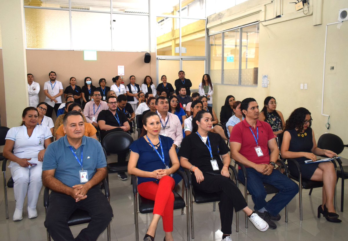 IESSStodomingo's tweet photo. En la jornada, la directora administrativa del Hospital del Día, Mayra  Aguaiza, solicitó al personal realizar un trabajo mancomunado, con calidad y calidez en bienestar de los afiliados y jubilados del @IESSStodomingo. https://t.co/yuCcqK7TSH