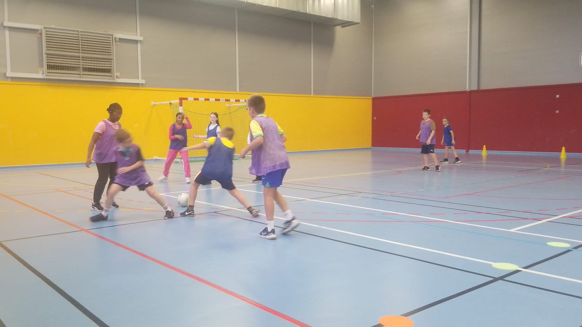 Collège Romain Rolland (@clg_rrolland) on Twitter photo Retour en images 📸 sur la #JNSS au <a href="/CLG_RRolland/">Collège Romain Rolland</a>. Au programme pour nos élèves de 6e, la découverte de nombreux sports au travers de 3 ateliers:
👉 Ping-pong 🏓
👉 Futsal ⚽️
👉 Parkour 🤸♀️
<a href="/ghubert_EPS/">Grégory HUBERT</a> <a href="/Celine__Allain/">Céline Allain</a> <a href="/NedelecRozenn/">Rozenn NEDELEC</a> Retour en images 📸 sur la #JNSS au <a href="/CLG_RRolland/">Collège Romain Rolland</a>. Au programme pour nos élèves de 6e, la découverte de nombreux sports au travers de 3 ateliers:
👉 Ping-pong 🏓
👉 Futsal ⚽️
👉 Parkour 🤸♀️
<a href="/ghubert_EPS/">Grégory HUBERT</a> <a href="/Celine__Allain/">Céline Allain</a> <a href="/NedelecRozenn/">Rozenn NEDELEC</a>