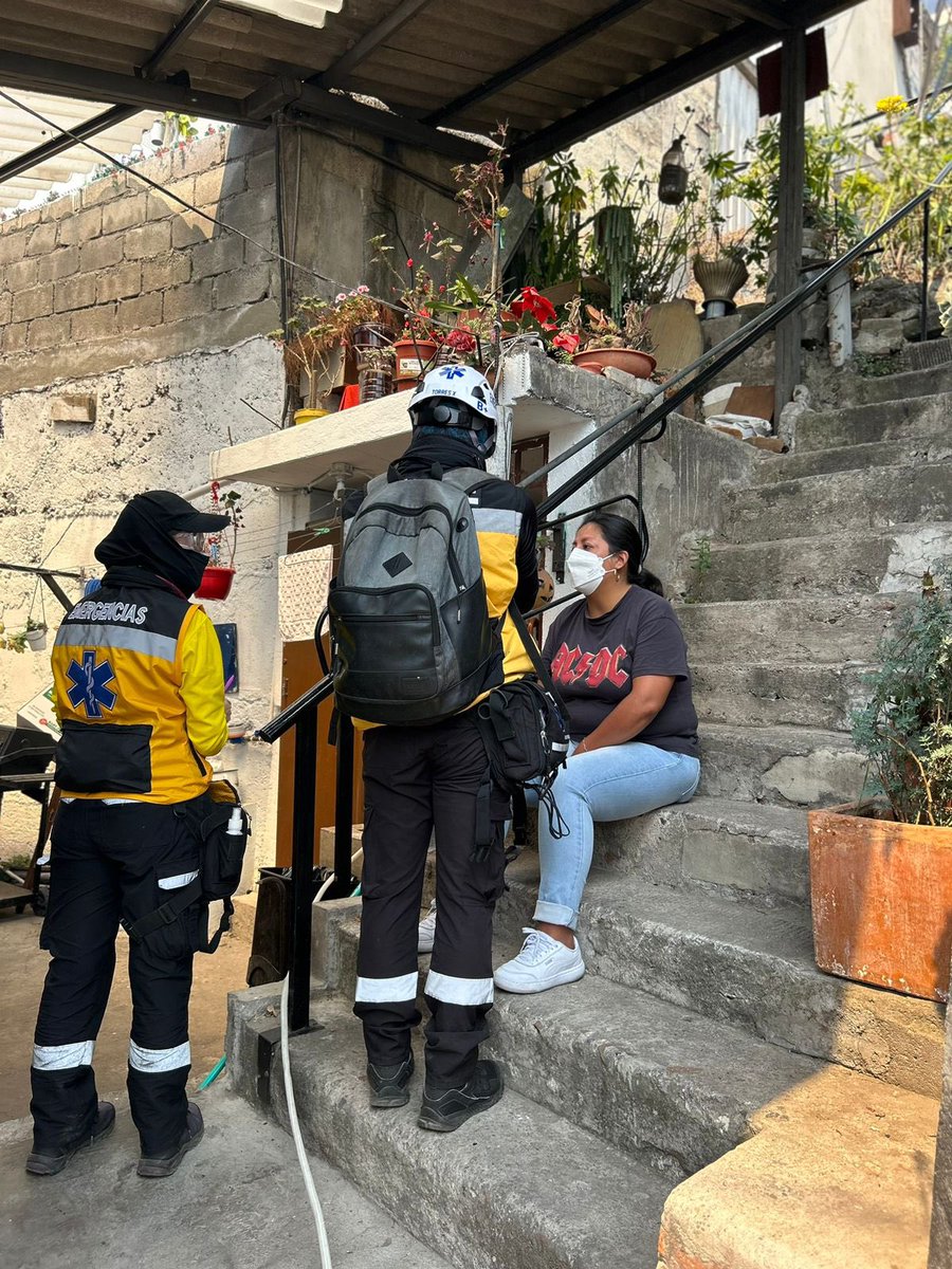 Un equipo centralino de la Facultad <a href="/discapacidaduce/">Ciencias de la Discapacidad</a> entrega apoyo a través de atención de primeros auxilios a bomberos y evaluaciones de salud a las familias afectadas por los incendios forestales en los barrios Bolaños y Guápulo. 
Patricio <a href="/EspinosaRector/">Dr.Patricio Espinosa</a> felicitó el accionar