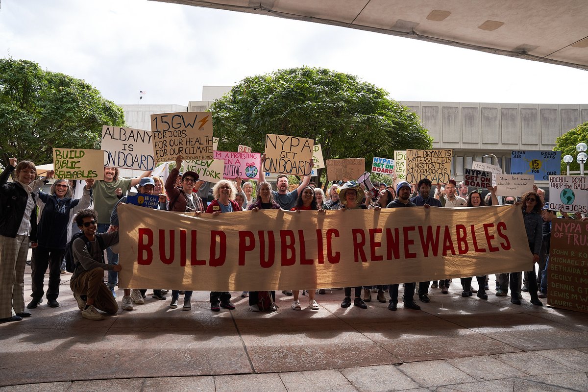 🧵All eyes are on #ClimateWeekNYC, but the climate event we should be paying attention to is <a href="/NYPAenergy/">NY Power Authority</a>'s upcoming board meeting, where they will announce what could be the most important climate plan in New York history.

So, we brought the spotlight to their White Plains HQ.