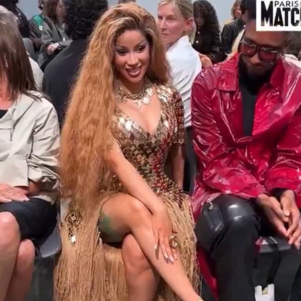 _LilKim___'s tweet image. I was so happy I got to see and greet some of my fans today .. love y’all 🐝🐝
🎀
#lilkim #QueenB