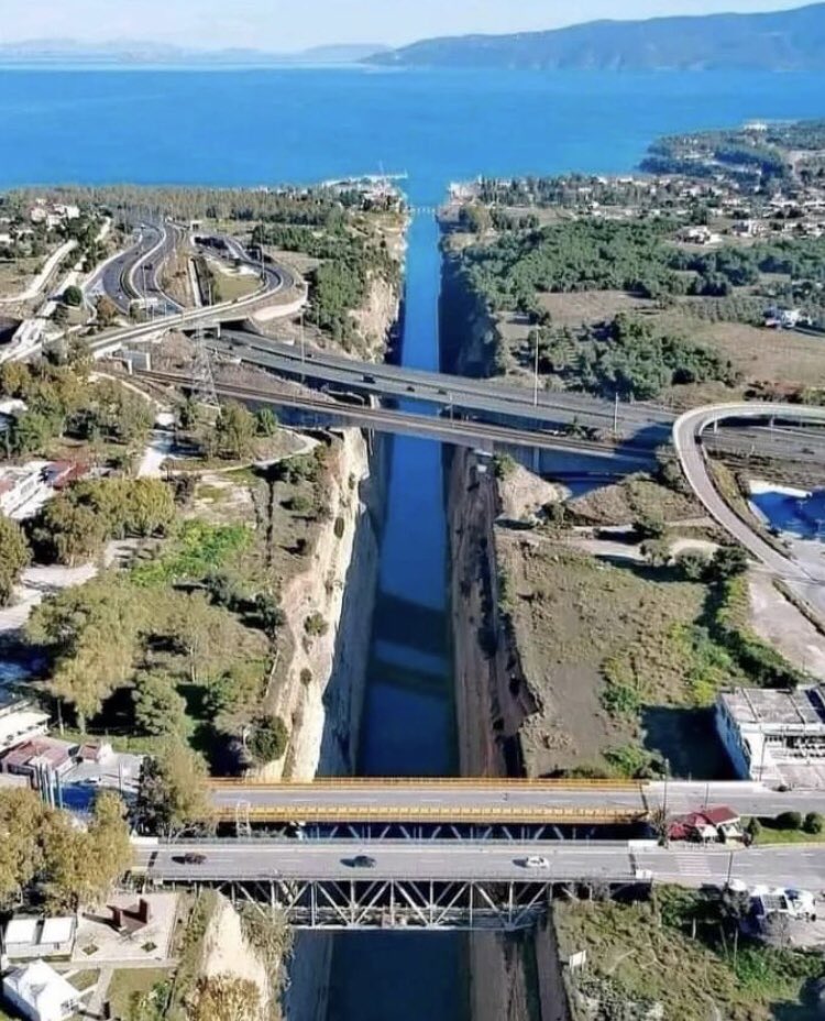 LuckyLu52078797's tweet photo. Der Korinth-Kanal in #Griechenland ist ein beeindruckendes ingenieurtechnisches Meisterwerk, das den schmalen #Isthmus von #Korinth durchschneidet und das #IonischeMeer mit der #Ägäis verbindet. Der Bau des #Kanals begann 1881 und wurde 1893 abgeschlossen, was den #Schiffen https://t.co/maEh4hkC5t